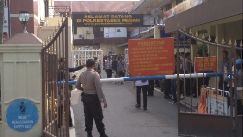 Saat ini polisi masih melakukan penyelidikan pasca peristiwa. Tim Inafis juga terpantau sudah tiba di Polrestabes Medan.