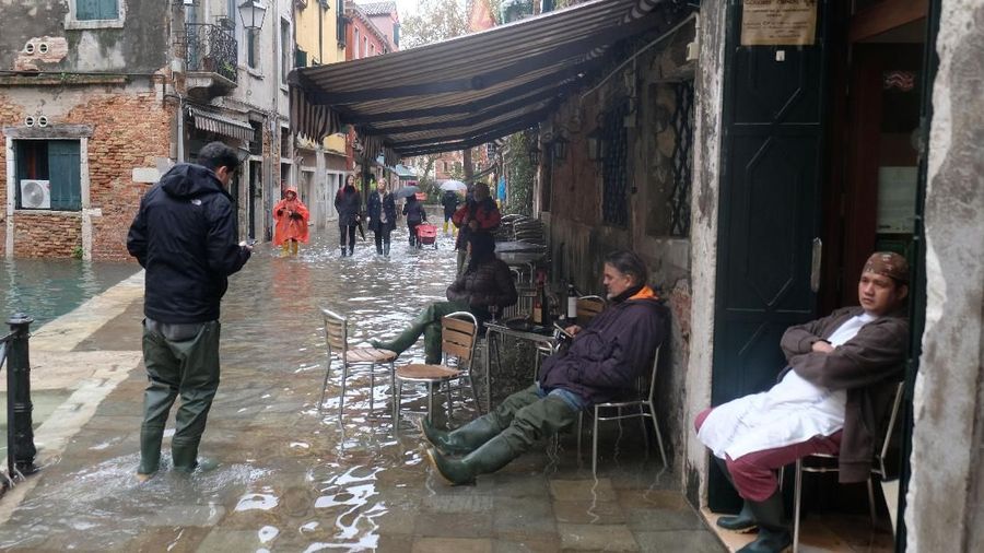 Venesia diperkirakan akan tenggelam dalam waktu satu abad lagi. Terutama bila pemanasan global tidak dibendung.