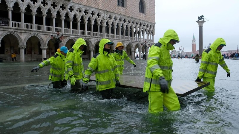 Venesia diperkirakan akan tenggelam dalam waktu satu abad lagi. Terutama bila pemanasan global tidak dibendung.