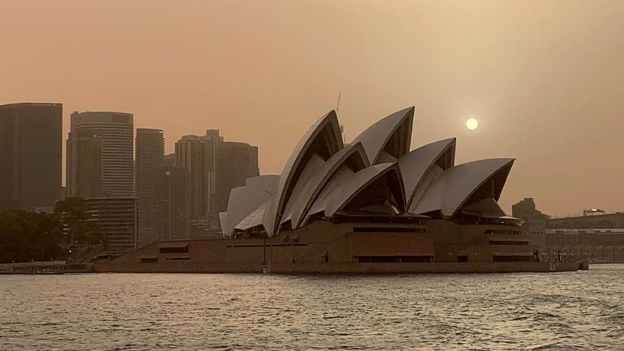 The moon rises over the Sydney Opera House as smoke from bushfires shrouds the skyline in Sydney, Australia November 12, 2019. REUTERS/John Mair