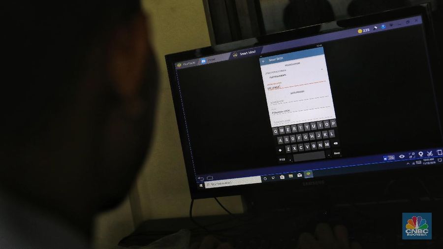 Sejumlah warga antri saat pengurusan Surat Keterangan Catatan Kepolisian (SKCK) di Polres Jakarta Selatan, Rabu (13/11/2019). Pengurusan Surat Keterangan Catatan Kepolisian (SKCK) sebagai syarat administrasi dalam beberapa hari terakhir di daerah itu meningkat drastis sejak pemerintah membuka formasi penerimaan CPNS tahun 2019 secara nasional. (CNBC Indonesia/Andrean Kristianto)