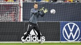 Kiper timnas Jerman Manuel Neuer berlatih menangkap bola. Jerman kali terakhir juara Piala Eropa pada 1996. (AP Photo/Martin Meissner)