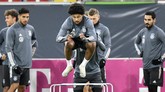 Pemain timnas Jerman asal Bayern Munchen Serge Gnabry melompat di sesi latihan. Jerman tidak pernah gagal lolos ke Piala Eropa sejak 1968. (AP Photo/Martin Meissner)