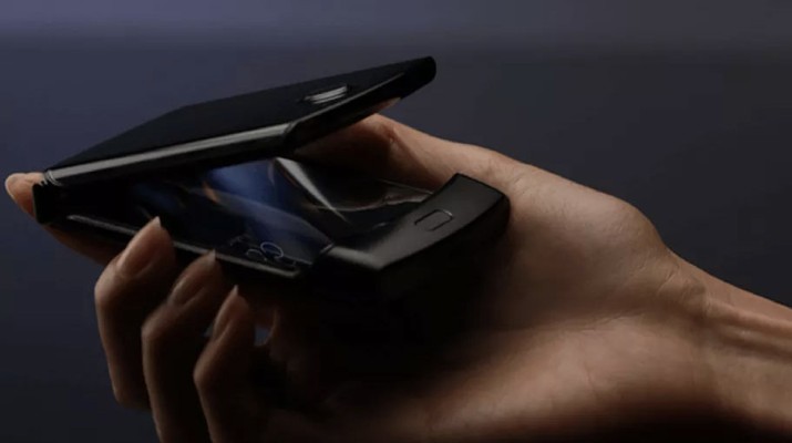 Ponsel Motorola Razr Segera Meluncur, Ini Spek & Harganya Motorola akhirnya menghadirkan ponsel lipat legendarisnya Motorola Razr. Ponsel ini akan akan hadir dengan operating system Android yang bisa dilipat dua