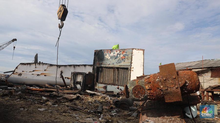 Di tempat ini, kapal-kapal seberat ribuan ton itu dipotong hingga menjadi bagian-bagian kecil.