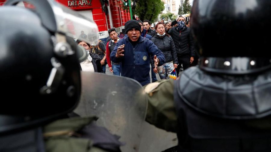 Pasukan keamanan Bolivia bentrok dengan para pendukung mantan presiden Evo Morales di La Paz, Bolivia, Rabu (13/11/2019)..