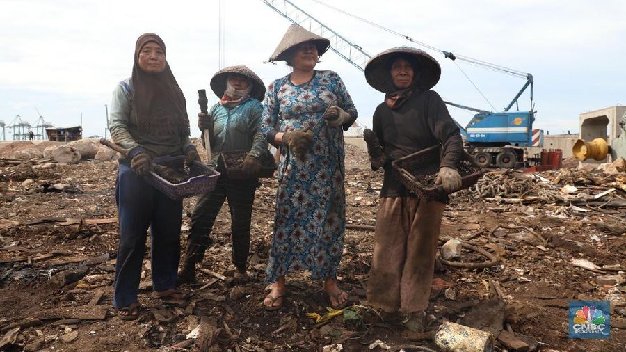 Di area seluas hampir 500 m2 itu terlihat hanya besi, mesin kapal, alat las, tubuh kapal, potongan besi, dan tabung gas.