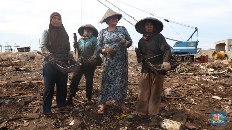 Di area seluas hampir 500 m2 itu terlihat hanya besi, mesin kapal, alat las, tubuh kapal, potongan besi, dan tabung gas.
