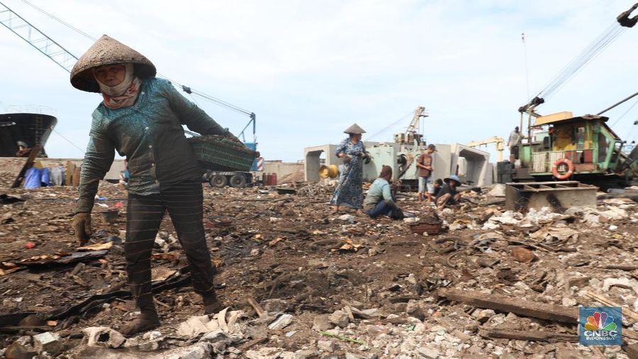 Di area seluas hampir 500 m2 itu terlihat hanya besi, mesin kapal, alat las, tubuh kapal, potongan besi, dan tabung gas.