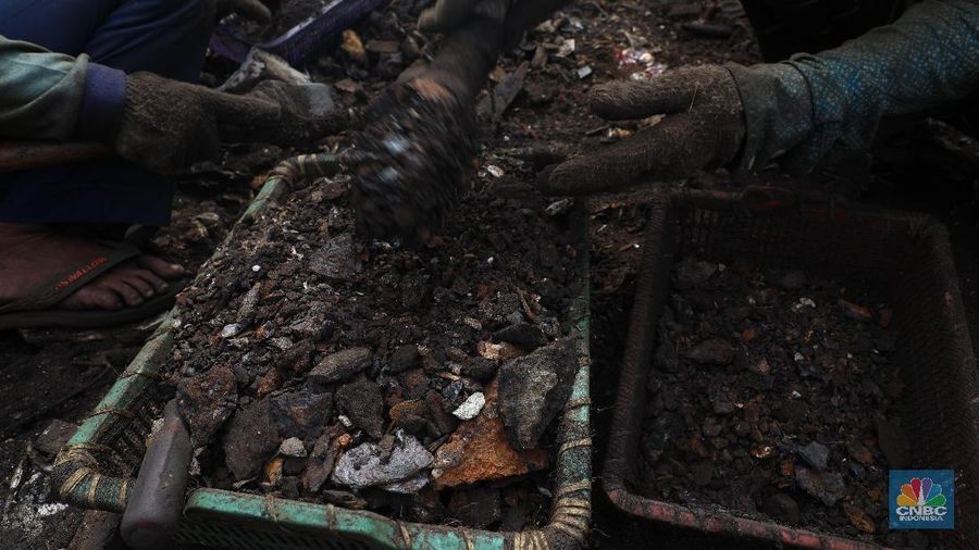 Di area seluas hampir 500 m2 itu terlihat hanya besi, mesin kapal, alat las, tubuh kapal, potongan besi, dan tabung gas.