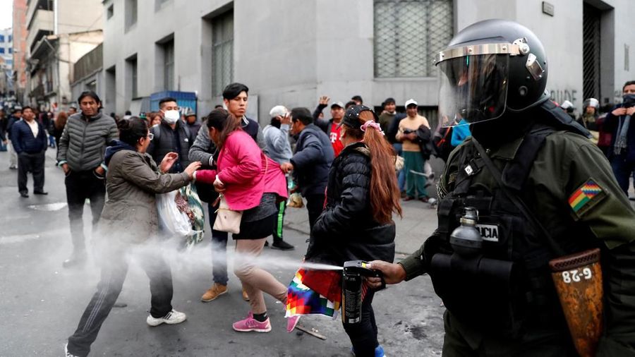Pasukan keamanan Bolivia bentrok dengan para pendukung mantan presiden Evo Morales di La Paz, Bolivia, Rabu (13/11/2019)..