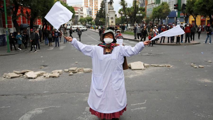 Pasukan keamanan Bolivia bentrok dengan para pendukung mantan presiden Evo Morales di La Paz, Bolivia, Rabu (13/11/2019)..