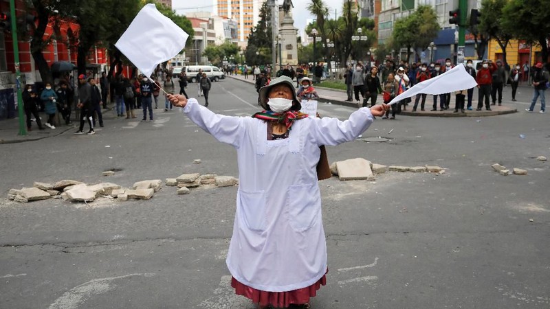 Pasukan keamanan Bolivia bentrok dengan para pendukung mantan presiden Evo Morales di La Paz, Bolivia, Rabu (13/11/2019)..