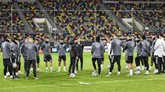 Pelatih timnas Jerman Joachim Loew (tengah) memberikan pengarahan jelang sesi latihan di Duesseldorf, Rabu (13/11) malam waktu setempat. (AP Photo/Martin Meissner)