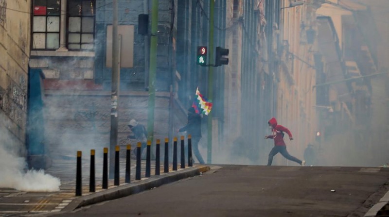 Pasukan keamanan Bolivia bentrok dengan para pendukung mantan presiden Evo Morales di La Paz, Bolivia, Rabu (13/11/2019)..