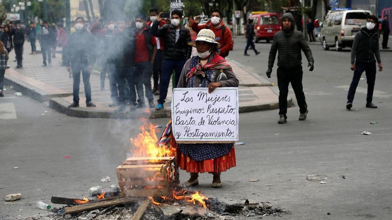 Pasukan keamanan Bolivia bentrok dengan para pendukung mantan presiden Evo Morales di La Paz, Bolivia, Rabu (13/11/2019)..