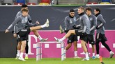 Sejumlah bintang timnas Jerman Toni Kroos (kanan) dan Joshua Kimmich menjalani latihan. Kemenangan atas Belarusia, ditambah kemenangan atau hasil imbang Belanda saat melawan Irlandia Utara, akan memastikan langkah Jerman. (AP Photo/Martin Meissner)
