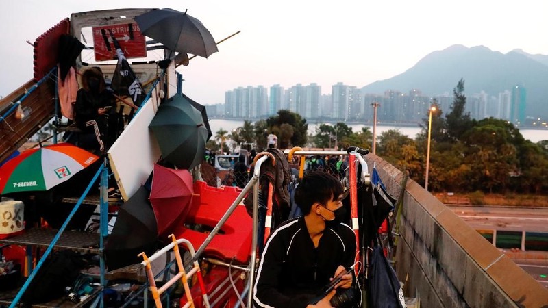 Berbagai universitas di Hong Kong telah menjadi medan tempur antara pengunjuk rasa dengan aparat. Situasi itu memaksa pelajar asing hengkang dari Hong Kong.
