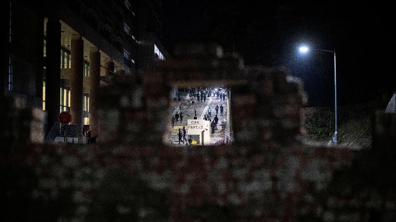 Berbagai universitas di Hong Kong telah menjadi medan tempur antara pengunjuk rasa dengan aparat. Situasi itu memaksa pelajar asing hengkang dari Hong Kong.