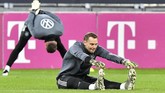 Kapten timnas Jerman Manuel Neuer melakukan pemanasan saat sesi latihan. Jerman saat ini berada di posisi dua klasemen Grup C, kalah head-to-head dari Belanda. (AP Photo/Martin Meissner)