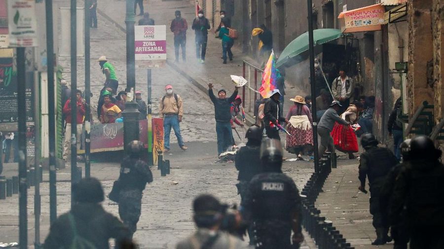 Pasukan keamanan Bolivia bentrok dengan para pendukung mantan presiden Evo Morales di La Paz, Bolivia, Rabu (13/11/2019)..