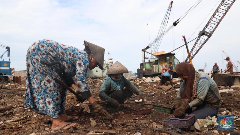 Di area seluas hampir 500 m2 itu terlihat hanya besi, mesin kapal, alat las, tubuh kapal, potongan besi, dan tabung gas.
