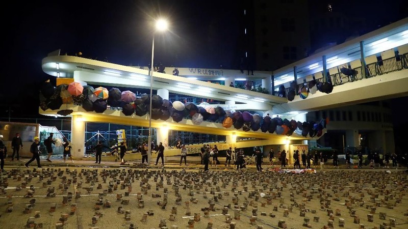 Berbagai universitas di Hong Kong telah menjadi medan tempur antara pengunjuk rasa dengan aparat. Situasi itu memaksa pelajar asing hengkang dari Hong Kong.