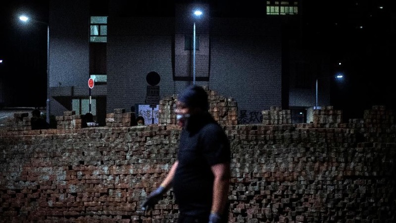 Berbagai universitas di Hong Kong telah menjadi medan tempur antara pengunjuk rasa dengan aparat. Situasi itu memaksa pelajar asing hengkang dari Hong Kong.