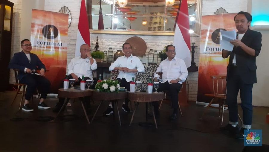 Untuk habiskan waktu senggang, terutama jika berkendara, Jokowi pilih baca berita online dan sosial media