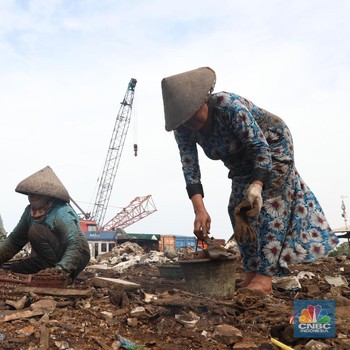 Melihat Emak-emak Pekerja Keras di Pembelahan Kapal Cilincing