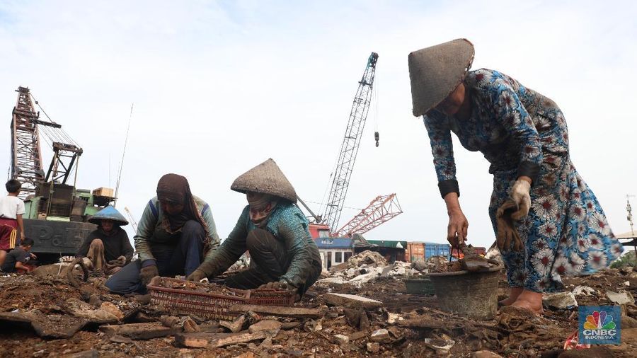 Di area seluas hampir 500 m2 itu terlihat hanya besi, mesin kapal, alat las, tubuh kapal, potongan besi, dan tabung gas.