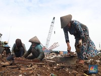 Melihat Emak-emak Pekerja Keras di Pembelahan Kapal Cilincing