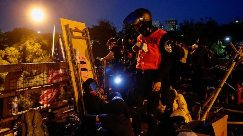 Berbagai universitas di Hong Kong telah menjadi medan tempur antara pengunjuk rasa dengan aparat. Situasi itu memaksa pelajar asing hengkang dari Hong Kong.
