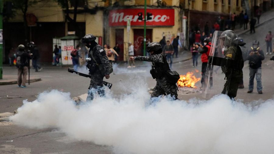 Pasukan keamanan Bolivia bentrok dengan para pendukung mantan presiden Evo Morales di La Paz, Bolivia, Rabu (13/11/2019)..