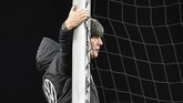 Pelatih timnas Jerman Joachim Loew memantau latihan. Dalam dua edisi terakhir timnas Jerman hanya mampu menjadi semifinalis Piala Eropa. (AP Photo/Martin Meissner)