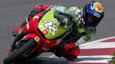 Jorge Lorenzo mengawali karier di dunia balap dengan turun di kelas 125cc bersama Derbi Racing Team. Lorenzo menghabiskan tiga musim di sana. (Photo by LLUIS GENE / AFP)