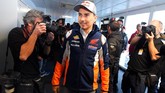 Jorge Lorenzo saat tiba di konferensi pers di Sirkuit Ricardo Tormo, Kamis (14/11), sore pukul 15.00 waktu setempat. Lorenzo melakukan konferensi pers darurat bersama CEO Dorna Sports Carmelo Ezpeleta. (JOSE JORDAN / AFP)