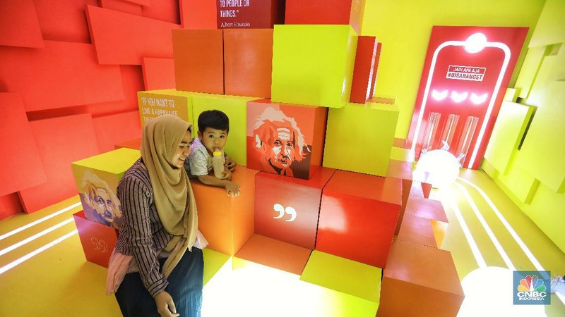 Di tempat ini para pengunjung bisa berfoto di berbagai instalasi foto dengan beragam tema.