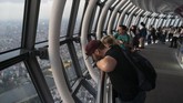Pengunjung di Tokyo Skytree, Tokyo, Jepang, Tokyo Skytree merupakan tertinggi di dunia. (AP Photo/Jae C. Hong)