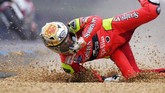 Jorge Lorenzo bergabung dengan Honda lalu berlanjut ke Aprilia pada 2005. Lorenzo meraih dua gelar juara dunia bersama Aprilia. (Photo by ANDRE DURAND / AFP)