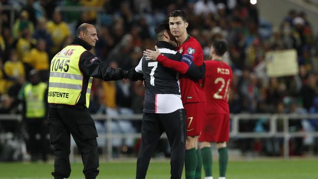 Ronaldo Selfie dengan Penyusup, Laga Portugal Terhenti