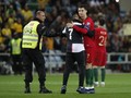 Ronaldo Selfie dengan Penyusup, Laga Portugal Terhenti