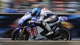 Dua kali juara dunia 250cc, Jorge Lorenzo naik kelas ke MotoGP dan bergabung ke Yamaha. Ia langsung mencuri perhatian di musim debut pada 2008. (Photo by MARK RALSTON / AFP)