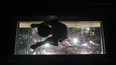 Di Tokyo Tower ada area dengan lantai kaca, sehingga pengunjung bisa melihat pemandangan di bawahnya secara tembus pandang. (AP Photo/Jae C. Hong)