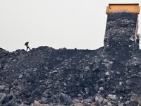 Kebut RUU Minerba, ESDM Lindungi Taipan Batu Bara?