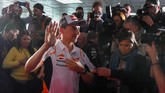 Jorge Lorenzo mengucapkan terima kasih kepada awak media yang hadir di konferensi pers darurat tersebut. (JOSE JORDAN / AFP)