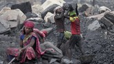 Kendati demikian, batu bara menjadi kontributor penting bagi pertumbuhan industri besi dan baja India. (AP Photo/Aijaz Rahi)