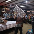Penampakan Uang Korup Kokos, Jika Ditumpuk Kalahkan Petronas!
