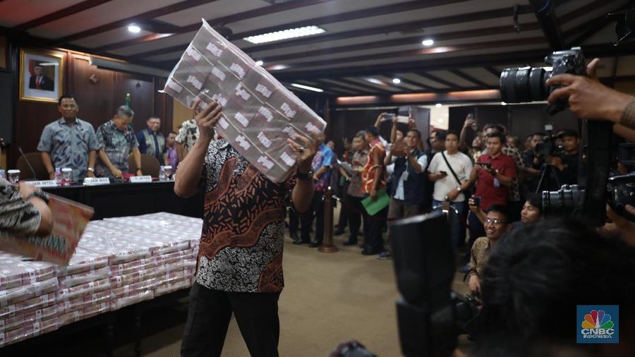 Atas perbuatannya itu, negara merugi hingga Rp 477 miliar.