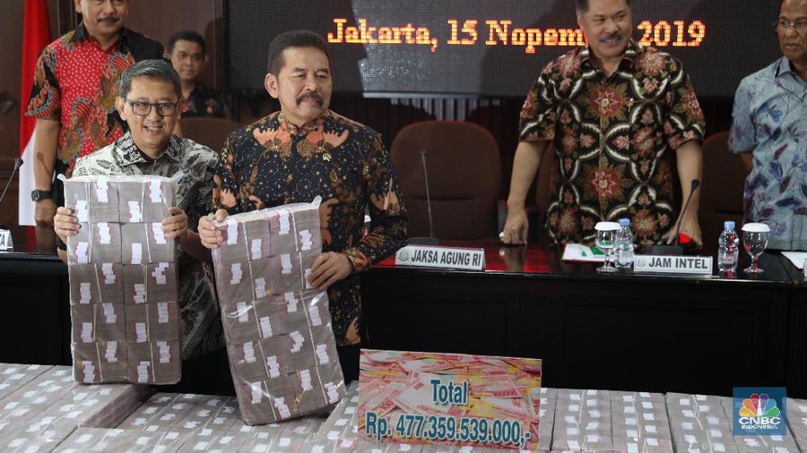 Atas perbuatannya itu, negara merugi hingga Rp 477 miliar.